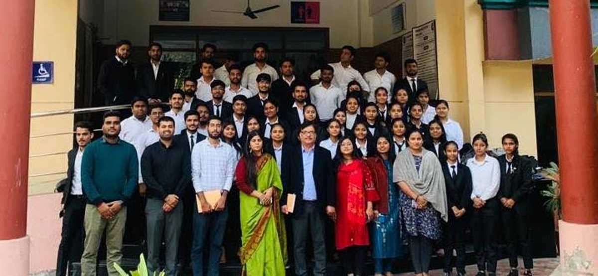 चर्चा में संविधान की आत्मा व मूल अधिकार व मूल कर्तव्यों पर हुई चर्चा चर्चा में संविधान की आत्मा व मूल अधिकार व मूल कर्तव्यों पर हुई चर्चा